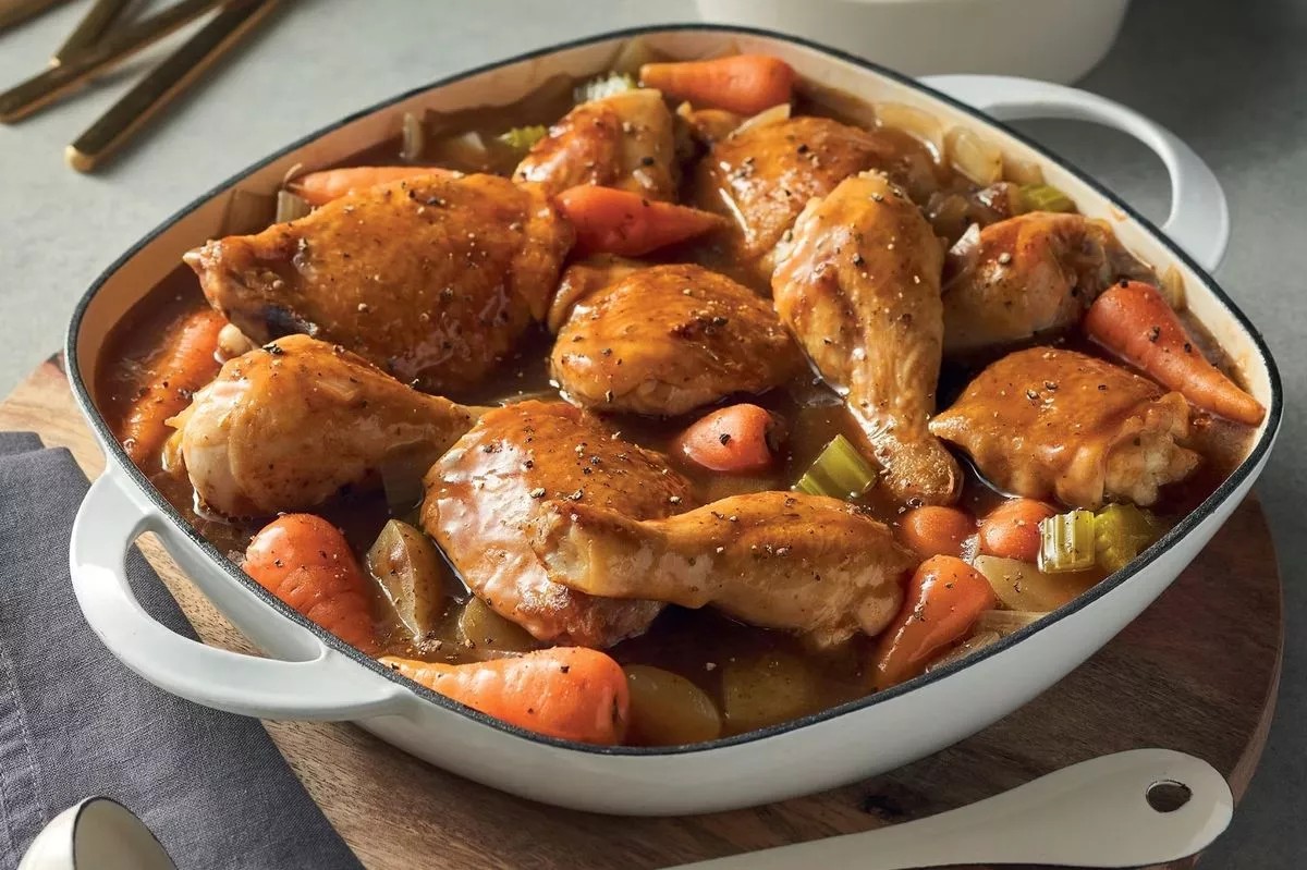 Класичниот рецепт за пилешко во тава е совршен семеен оброк - се подготвува за 10 минути