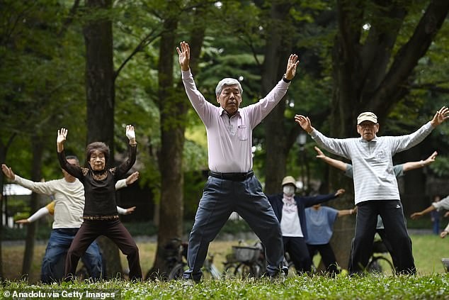 Во Јапонија движењето е дел од секојдневието – стари лица пешачат, возат велосипед и учествуваат во утрински вежби