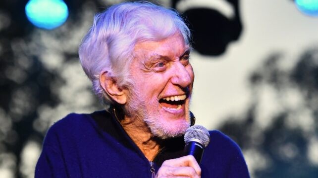 Dick Van Dyke a 100 anni vive grazie a una singola abitudine e la scienza la conferma