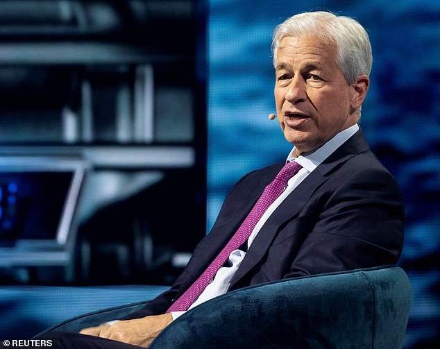 Autres leaders et perspectives: Amodei et McMillon face à la refonte du travail