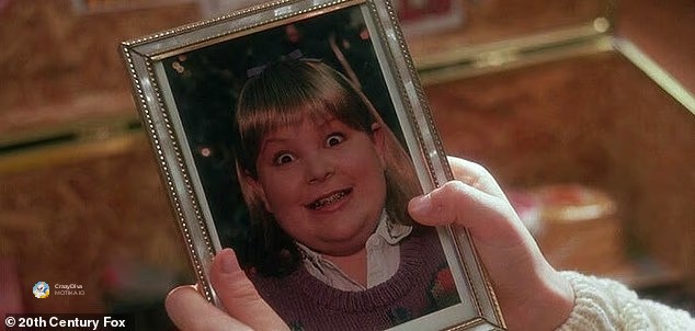 Бруталниот момент со фотографијата: Директорот за да не повреди туѓи чувства, го маскирал својот син како „девојка на Баз“