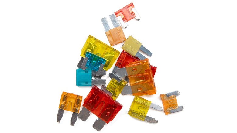 Desvende o Fusível do Carro e Aprenda a Checar e Trocar Sozinho