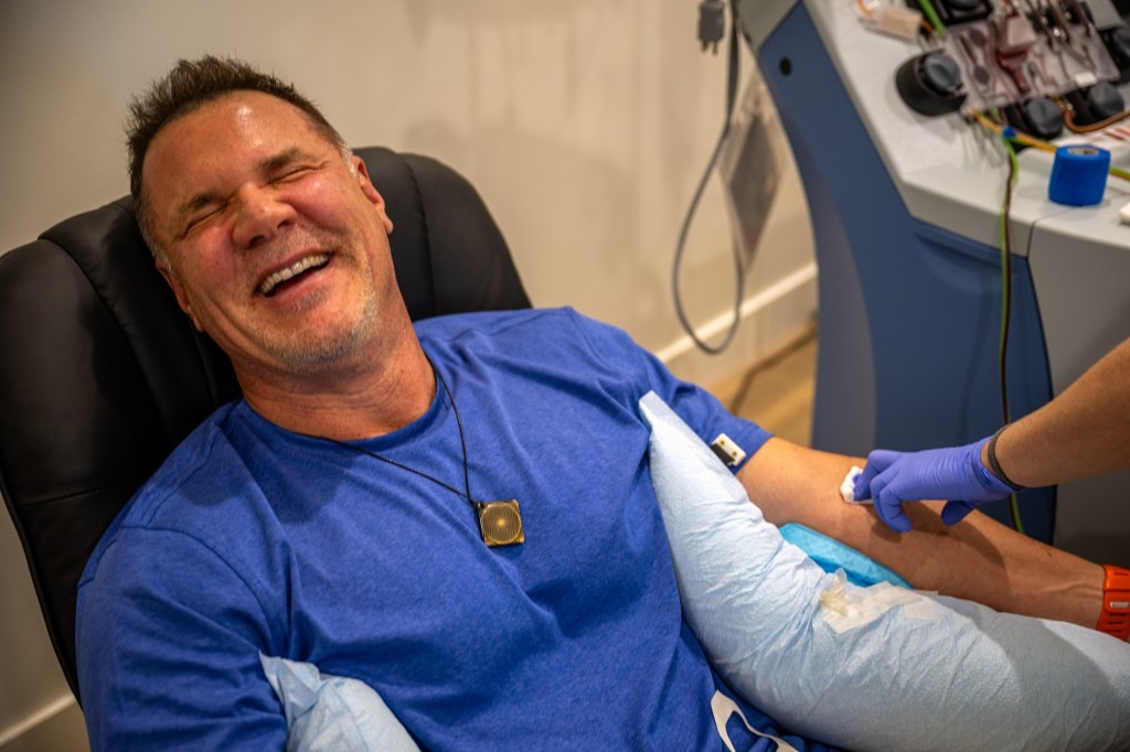 I ricchi in cerca della longevità spendono migliaia di dollari per una pulizia del sangue che promette di eliminare le tossine