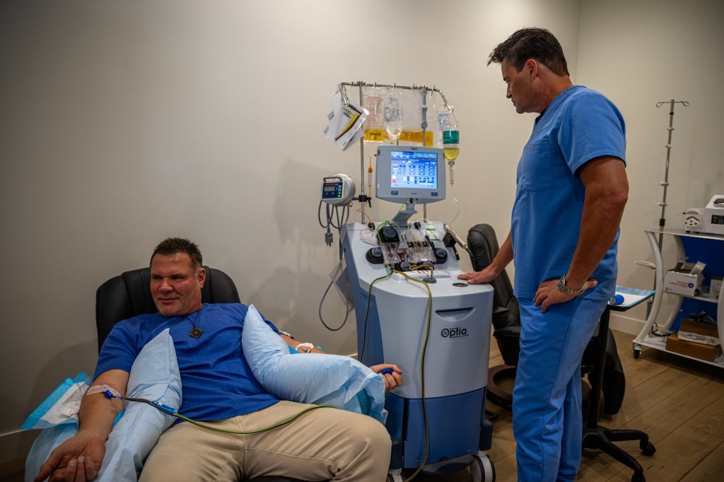 Qué es la plasmaperesis y por qué divide a médicos