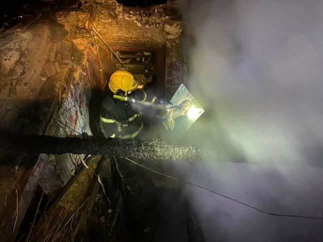 Obraz Matki Bożej jedyną nietkniętą rzeczą w zgliszczach po pożarze domu