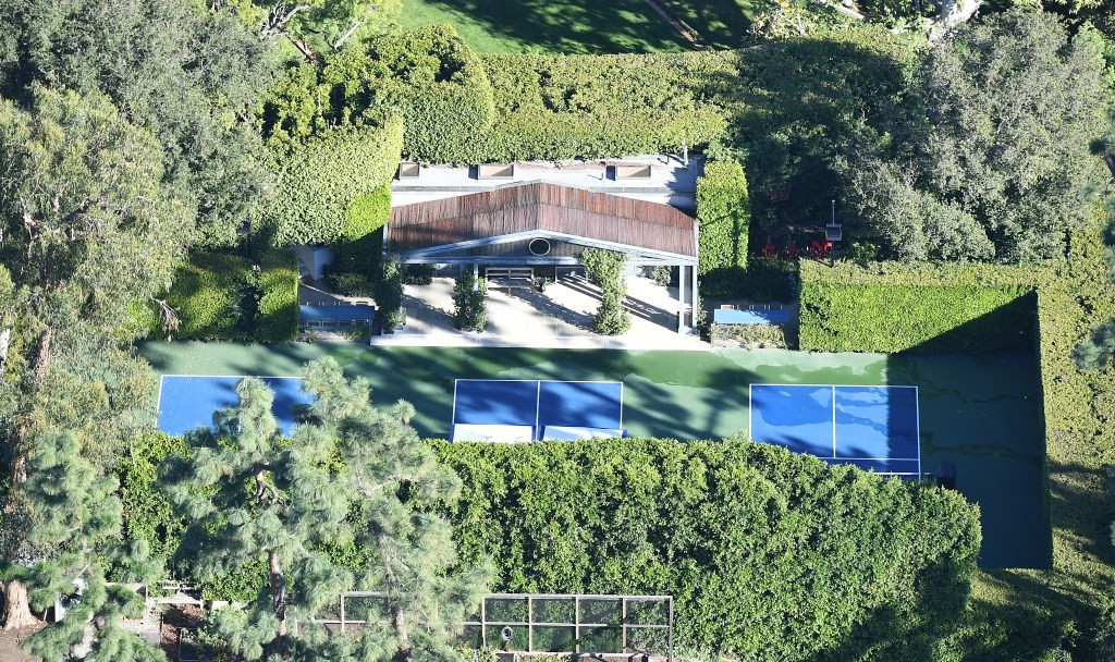 La casa georgiana al centro della proprietà: architettura e legami con Hollywood