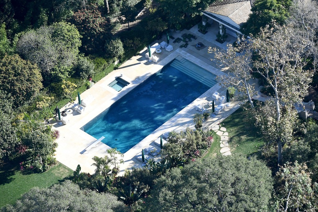 Esterni: piscina, giardini e spazi di intrattenimento