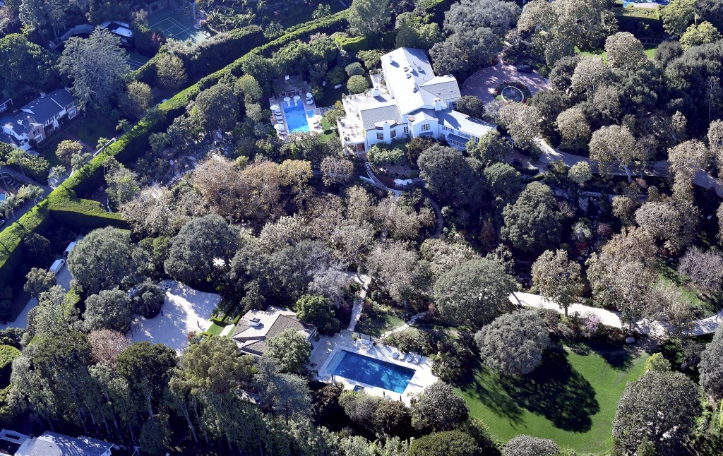 Џеф Безос ја доврши својата куќа од 175 милиони долари во Беверли Хилс со футуристички подобрувања и „вонземјански“ објекти