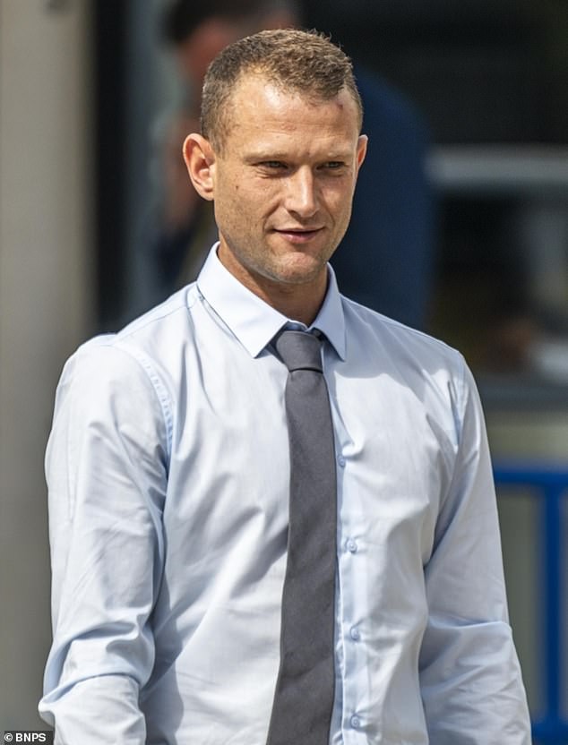 Британец осуден на 18 месеци затвор поради два анти-имиграциски твитови што ги виделе 33 лица