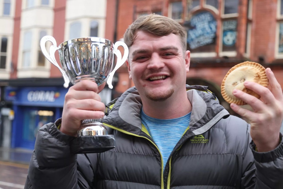 Човек крунисан за светски шампион во јадење пита откако изеде месо и компир за 60 секунди