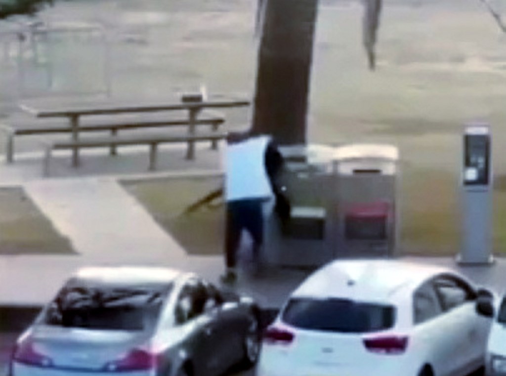 Херојот од Бонди Бич, доби чек од 1,6 милиони долари но праша: Дали вистина го заслужувам ова?