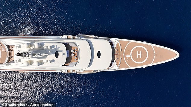 Dentro il mondo segreto delle gigayacht un nuovo libro mette a nudo cosa accade davvero sul simbolo supremo della ricchezza miliardaria