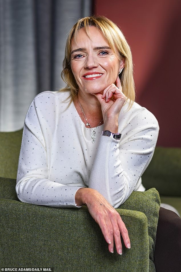 Суспензијата што го промени животот: Сандие останала без работа, пријатели и поддршка откако ги искажала нејзините ставови