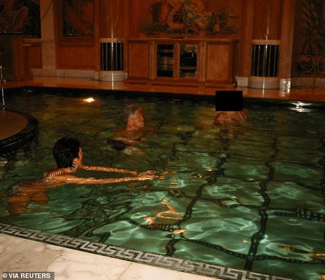 Bill Clinton reaguje na półnagie zdjęcia z Epsteina i oskarża Trumpa o wykorzystanie go jako kozła ofiarnego