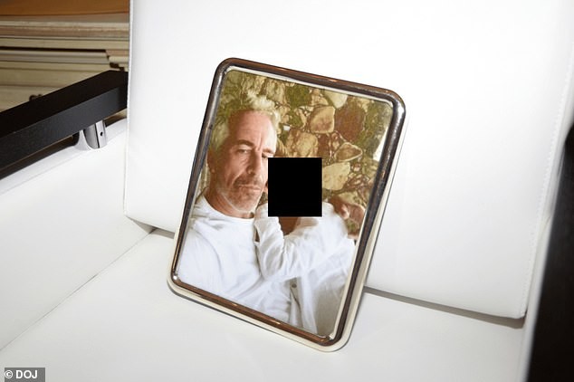 Epstein senza camicia, una gamba di bambino visibile nell'inquadratura