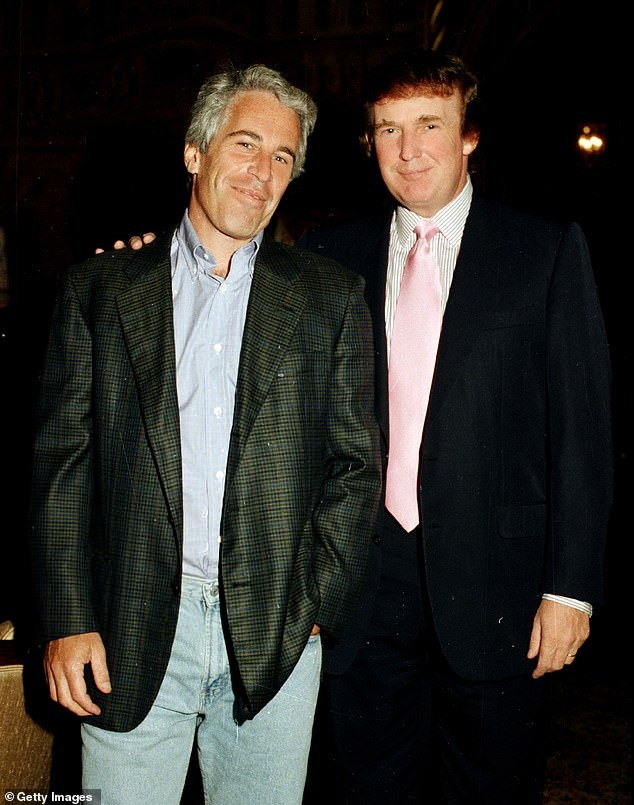Arquivos de Epstein revelam suposto encobrimento quando foto de Trump entre mulheres de biquíni desaparece e retorna com virada dramática