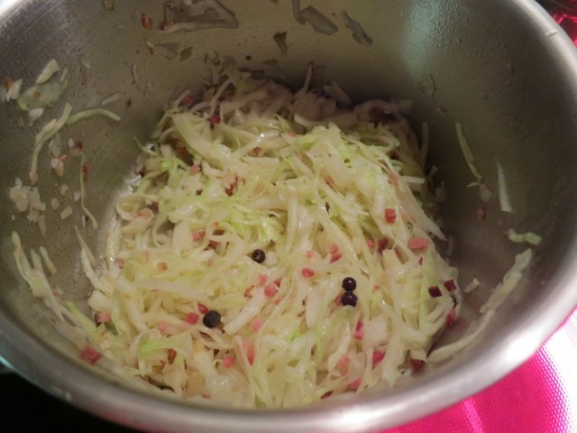 Kultowa klasyka austriackiej kuchni w tawernach to pieczona wieprzowina z knedlami i gorącą surówką z kapusty