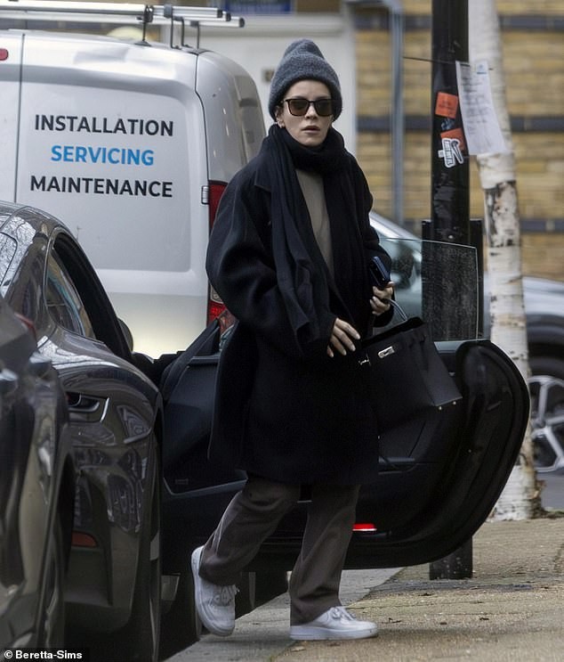 Lily Allen entra en terapia para frenar su adicción a las compras tras creerse multimillonaria y despilfarrar £120,000 en un Porsche y £16,500 en un bolso