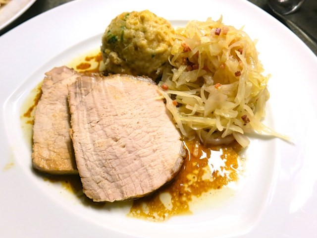 Неверојатната тајна за совршенo свинско печење со салата од зелка и домашни кнедли