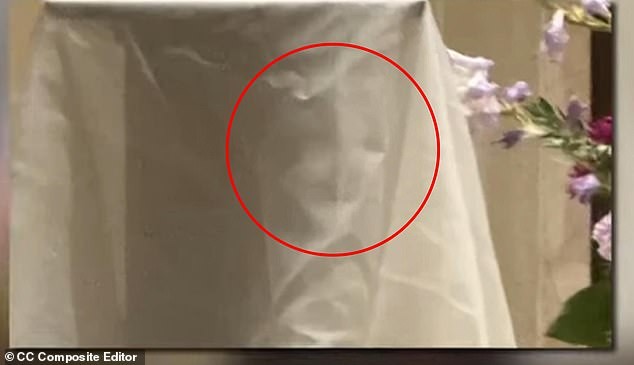 Miracle à Las Vegas une face sainte apparaît pendant la messe des fêtes
