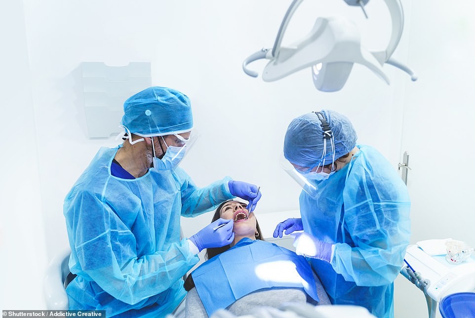 Chirurgiens bucco‑maxillo‑faciaux : travaillent dans les hôpitaux, les grands centres médicaux et les cabinets dentaires