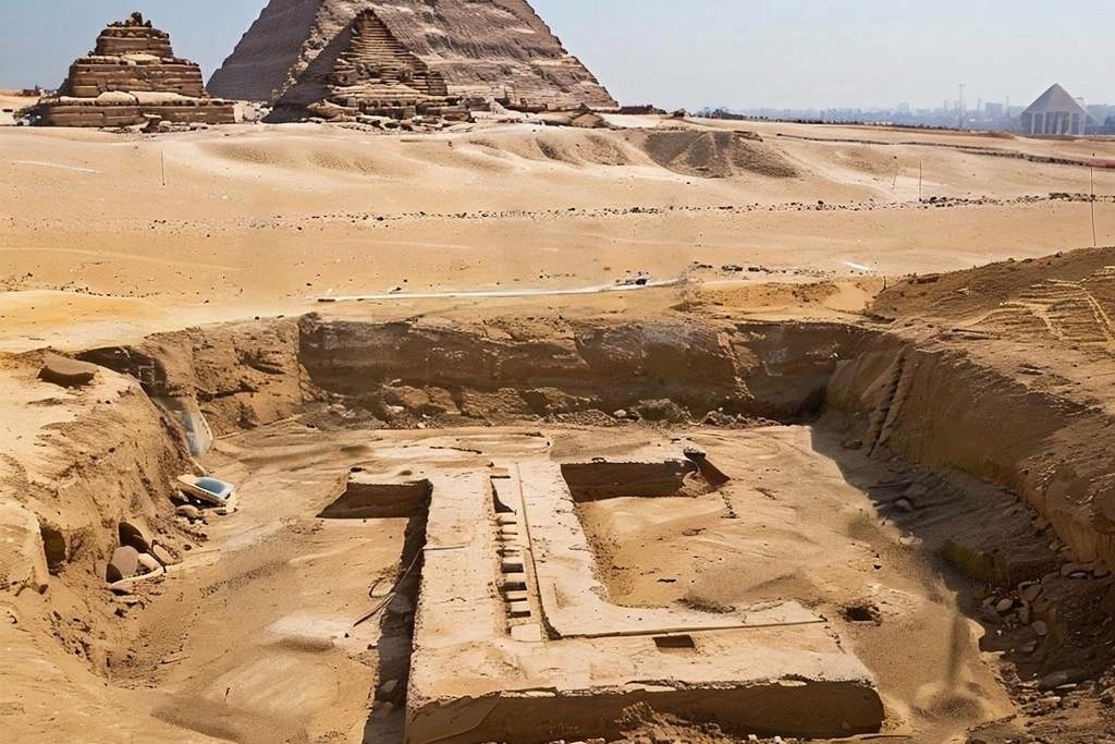 Près des pyramides, des archéologues découvrent l'entrée d'une construction souterraine