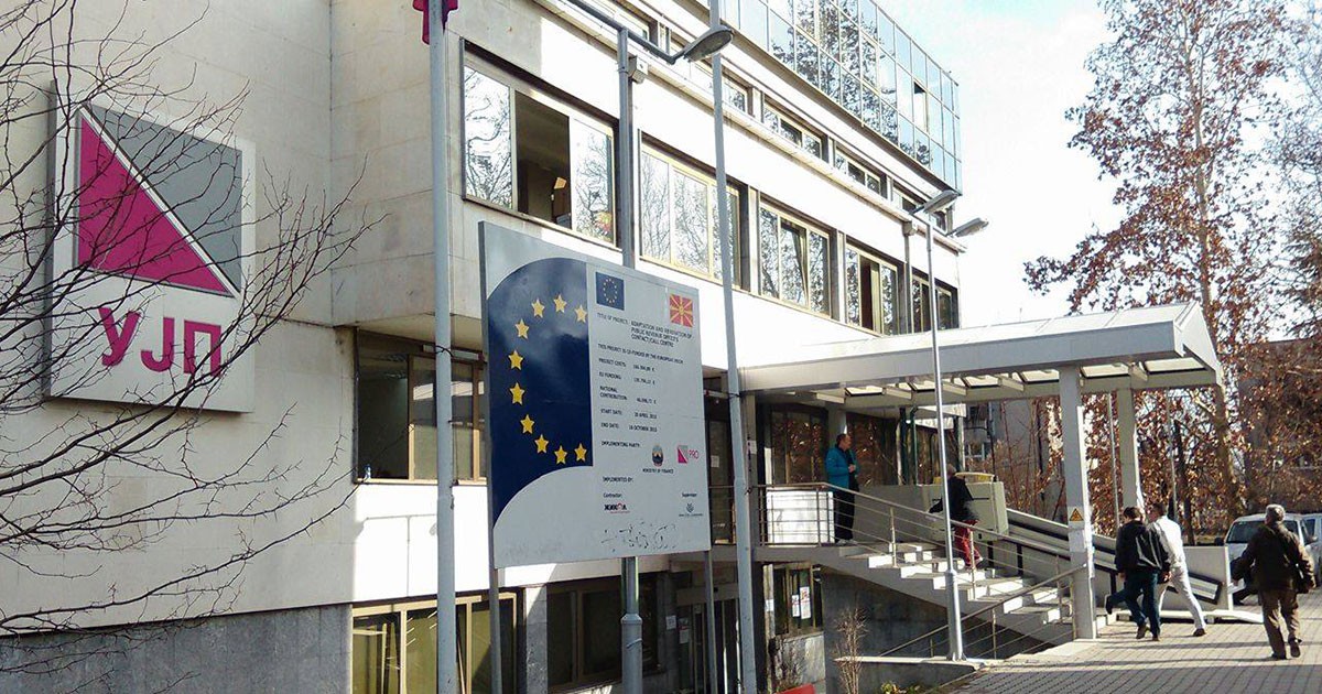 Илјадници Македонци вријат: Државата бара огромни даночни суми од работниците во воени жаришта – Незадоволство и страв на протестите пред УЈП