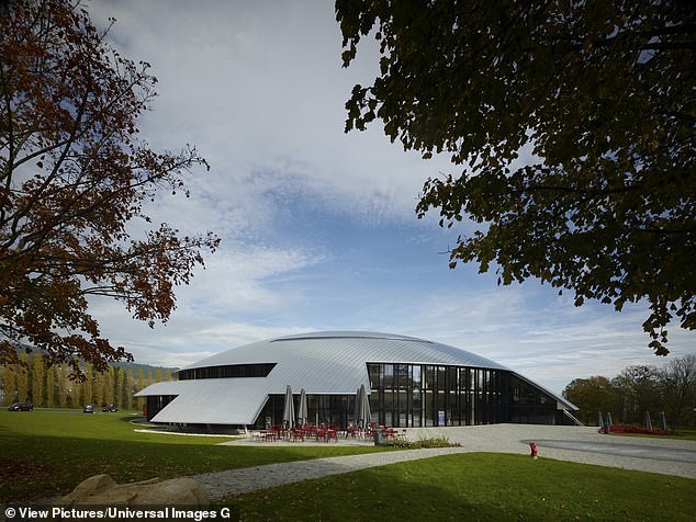 Двa луксузни кампуси, замок од XIV век и зимски рај во Гштаад: Уникатен начин на живот за децата на светскиот крем