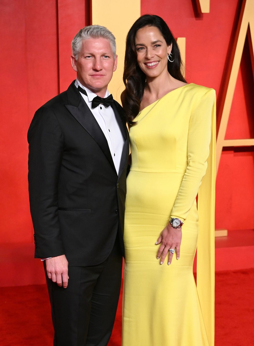 Sesión navideña en casa mira el look festivo de Ivanovic junto a la chimenea