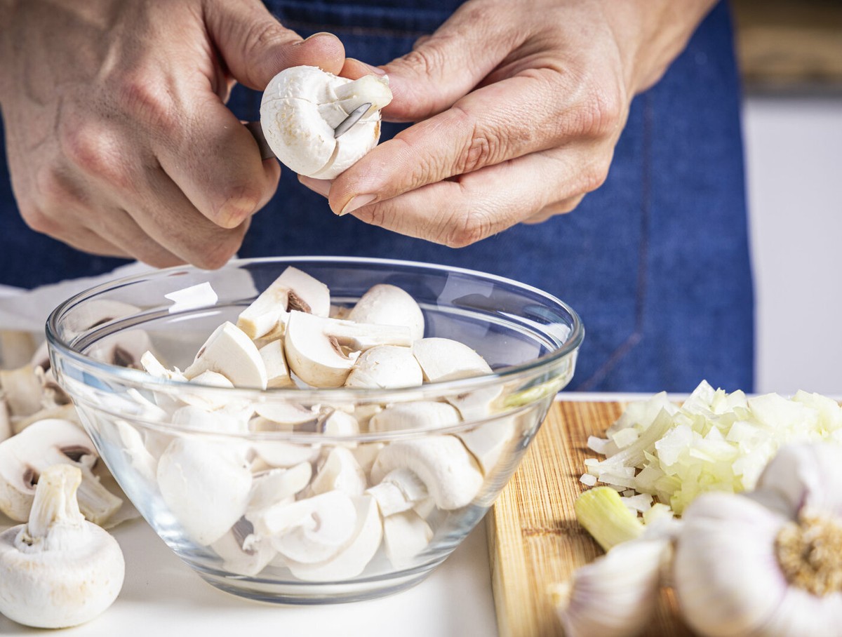 Подготовка, чекор по чекор: Започнете со чистење и сечење на состојките