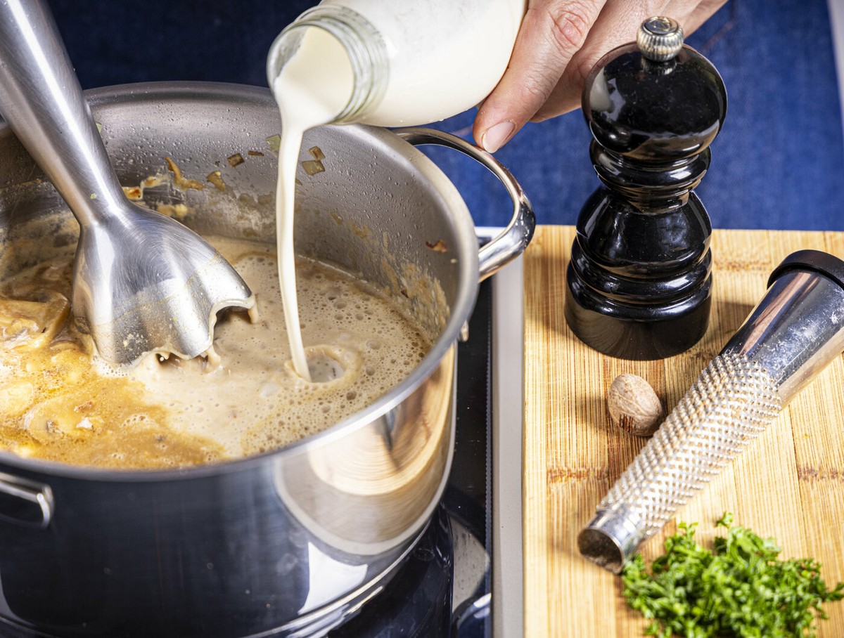 Печурките се пржат и се започнува подготовка на основата од крем супа