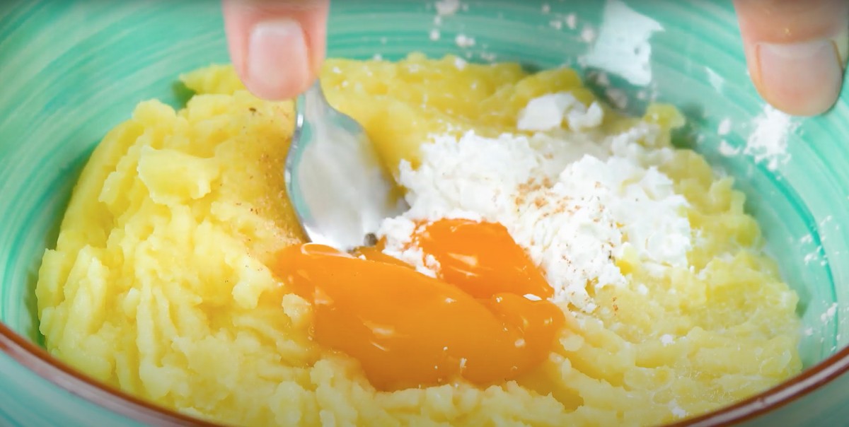 Envelopper la pomme de terre farcie avec la purée