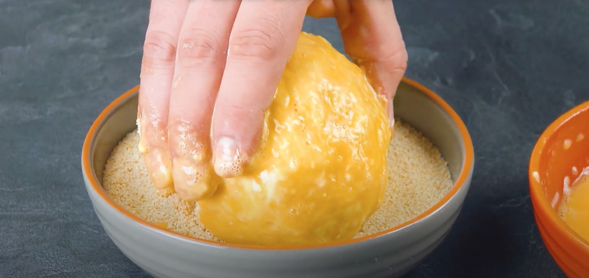 Écraser les boules de pomme de terre mises de côté