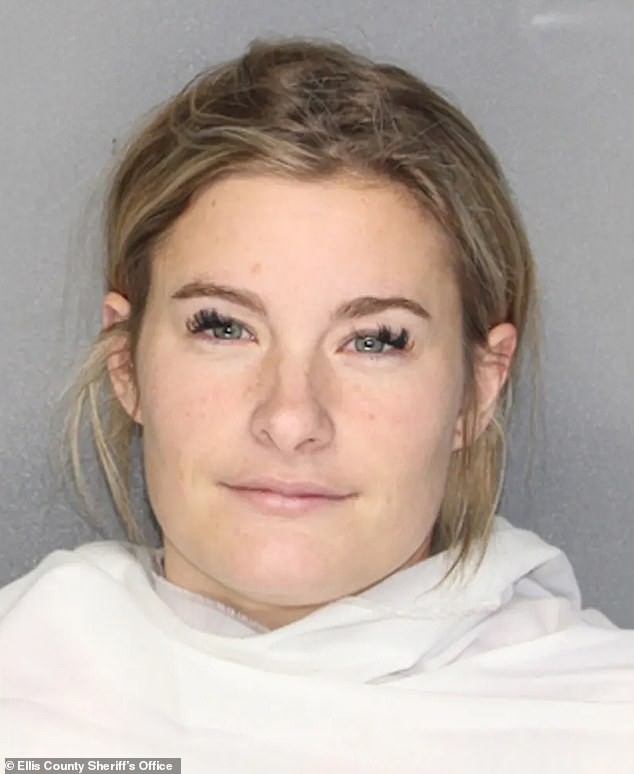 Maestra supplente e suo fidanzato arrestati in Texas per accuse di abuso sessuale aggravato su un bambino di 5 anni