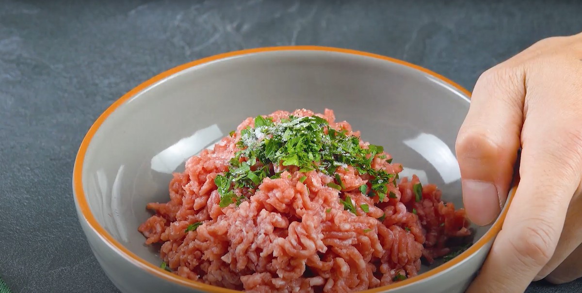 Servi con salsa di panna acida all'erba cipollina