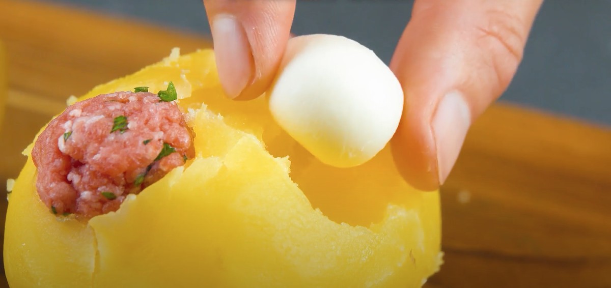 Cuoci le patate e ricava 6 cavità con un cucchiaio Parisienne