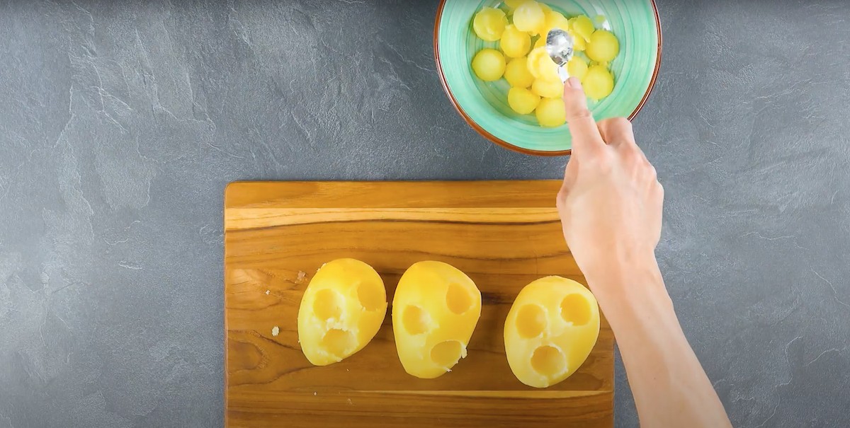 Aggiungi 3 palline di mozzarella nelle cavità ancora libere