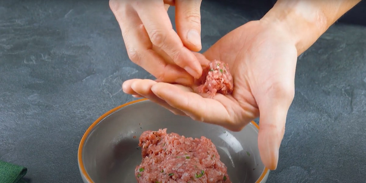 Aggiungi tuorlo, amido di mais, latte e noce moscata