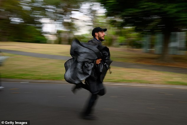 Трка за најдоброто место: Луѓето носат ќебиња и столчиња, а револтот и возбудата се чувствуваат насекаде