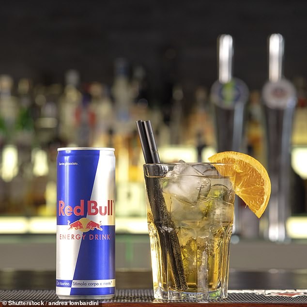 Influencer australiana sconvolta dal prezzo di due drink a Dubai