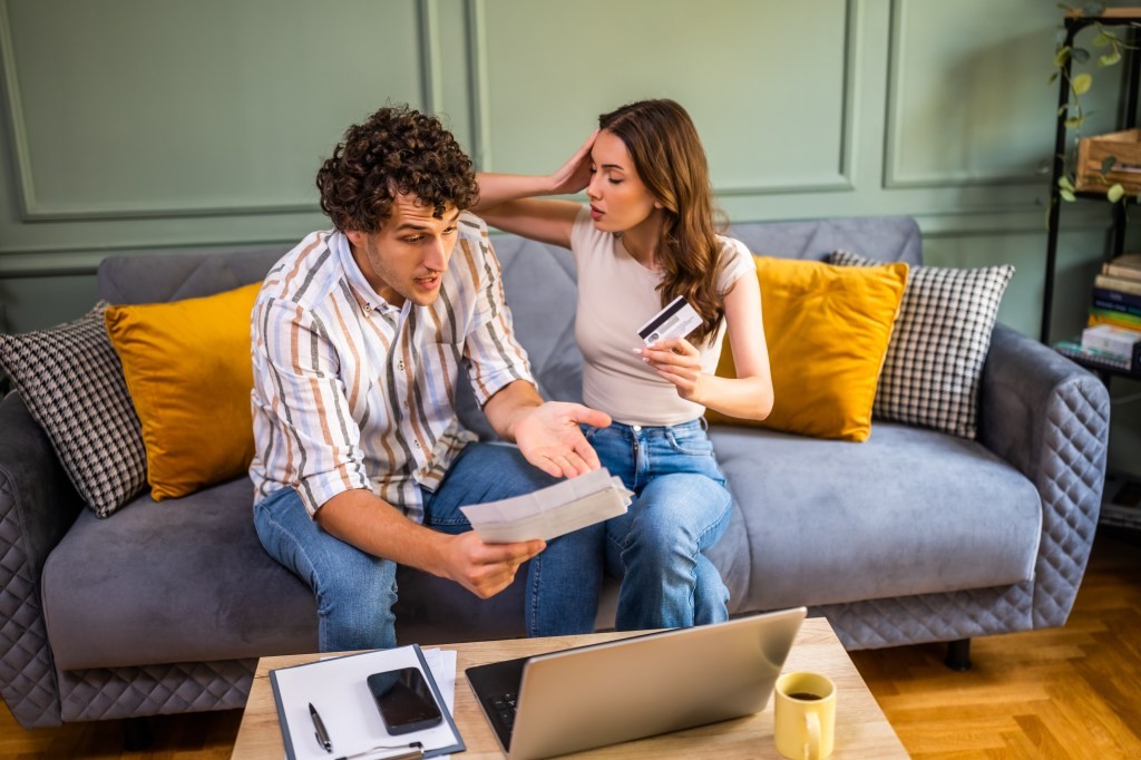 O silêncio financeiro que abala o casamento