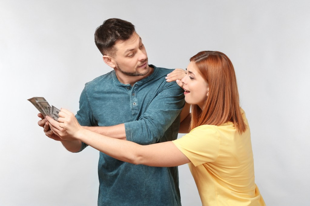 Ela quer entender o dinheiro do casal e não recebe respostas