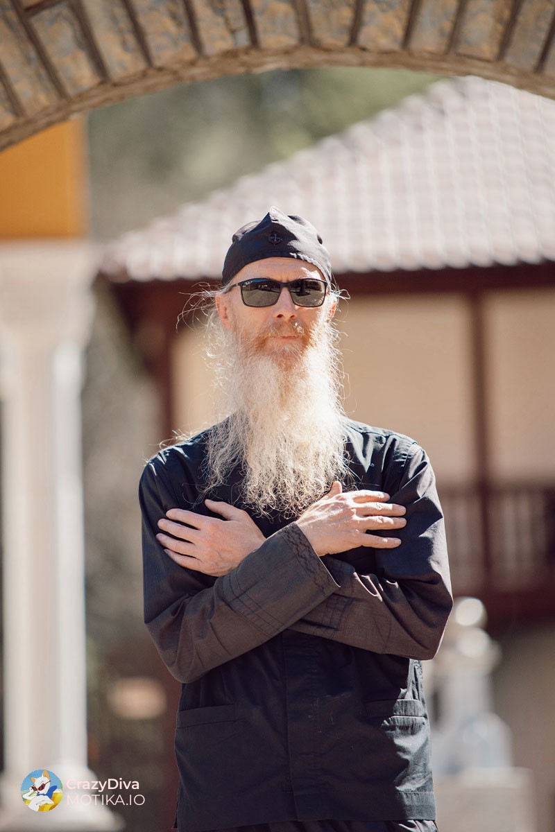 „Бев член на познатата група ЕКВ, медитирав со мантри, а завршив на работ на самоубиство“ – исповедта на отец Арсеније Јовановиќ