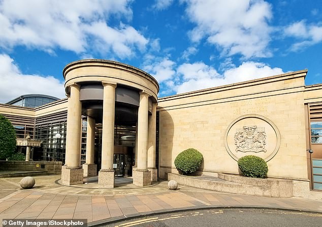 Sąd w High Court w Glasgow oskarżenie: McVeigh przyznał się do 38 zarzutów wobec 17 kobiet w latach 2023–2024