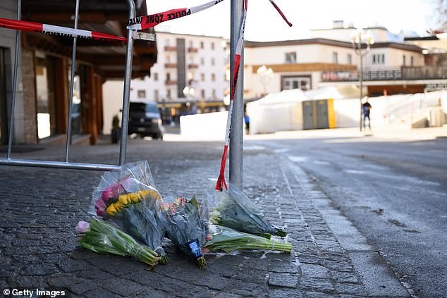 La fuga tra fiamme e una scala stretta: panico al bar di legno