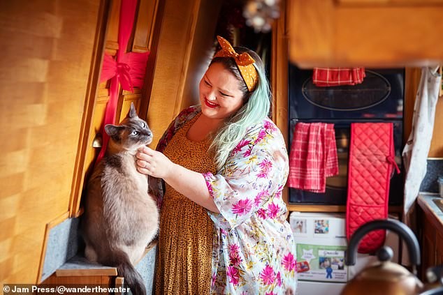 From apartment to canal boat: selling up to live on a 17.4‑meter floating home