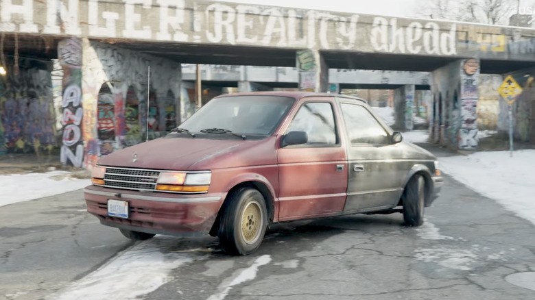 Minivan, który nie wie, czy przyjeżdża, czy odjeżdża — i przez to jest genialny