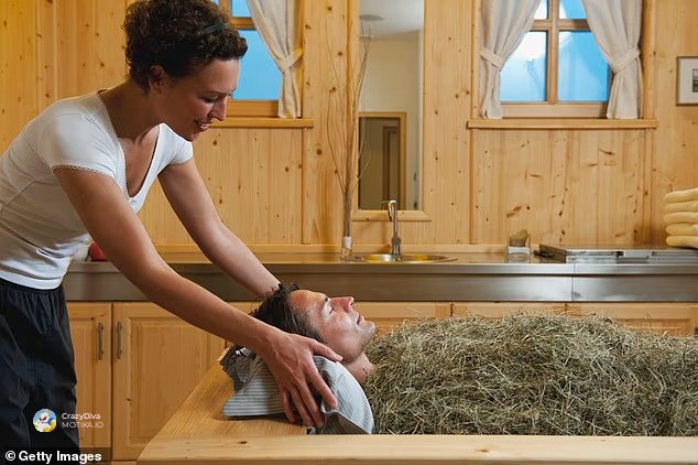 Од голтање живи риби за лечење на астма до бањи во сено - најчудните медицински лекови во историјата на човештвото