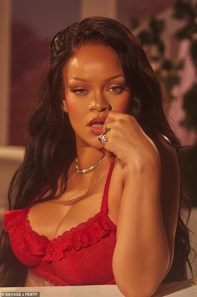 Rihanna convoca Vivian Wilson, filha trans de Elon Musk, para a campanha de Valentine's Day da Savage X Fenty