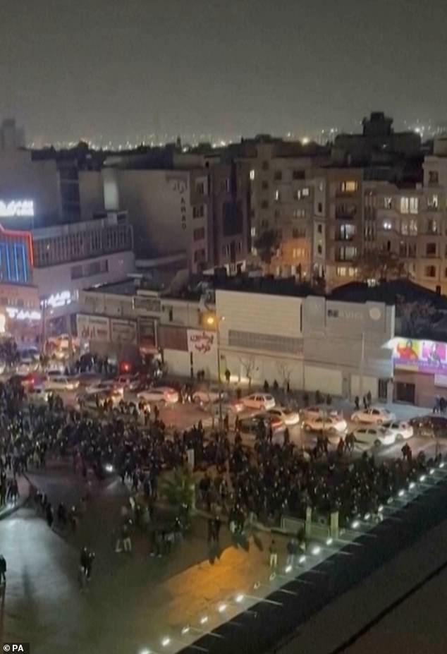 Иран на работ од колапс: Илјадници извикуваат „смрт за диктаторот“, десетици мртви, интернетот прекинат и Трамп се заканува со „жесток удар“ ако се убиваат демонстранти